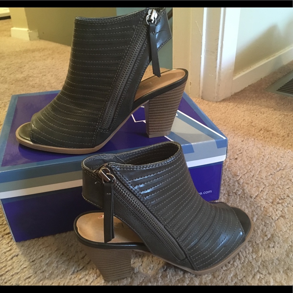 NWT (no box) CL by Laundry size 5.5 peep toe boots